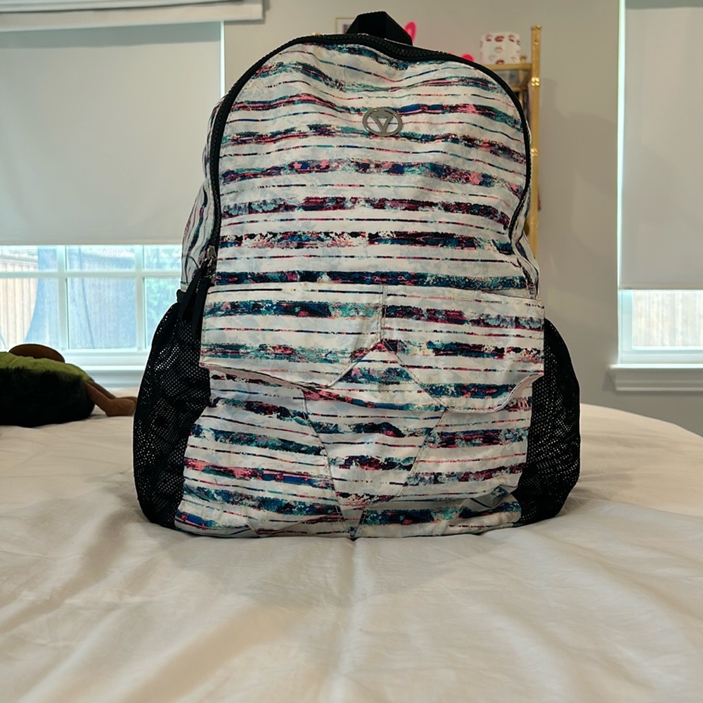 ivivva backpack barely used!! perfect for school and fits a lot